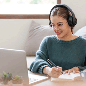 Mujer viendo recursos de vídeo en la computadora.